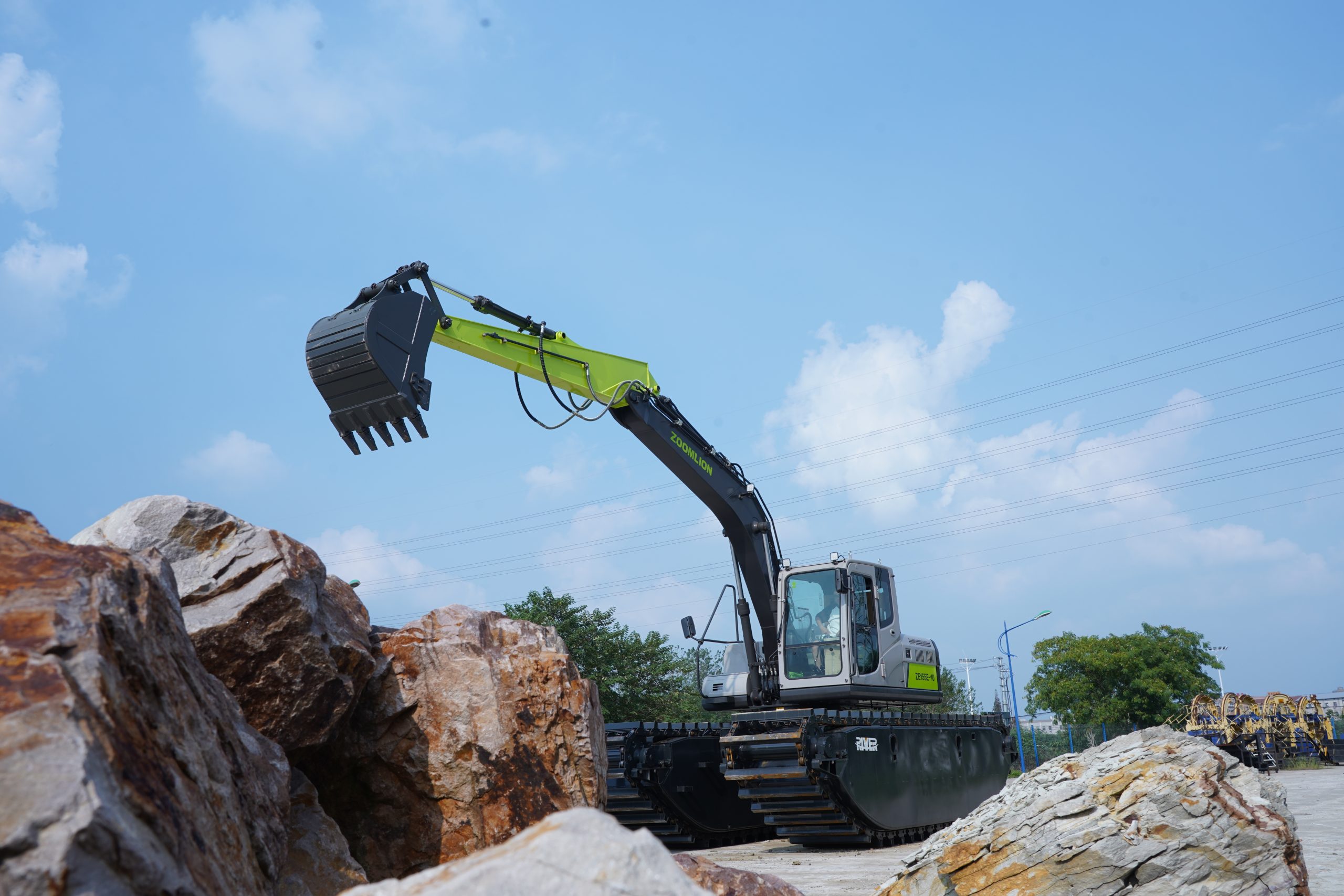 AMPHIBIOUS EXCAVATOR