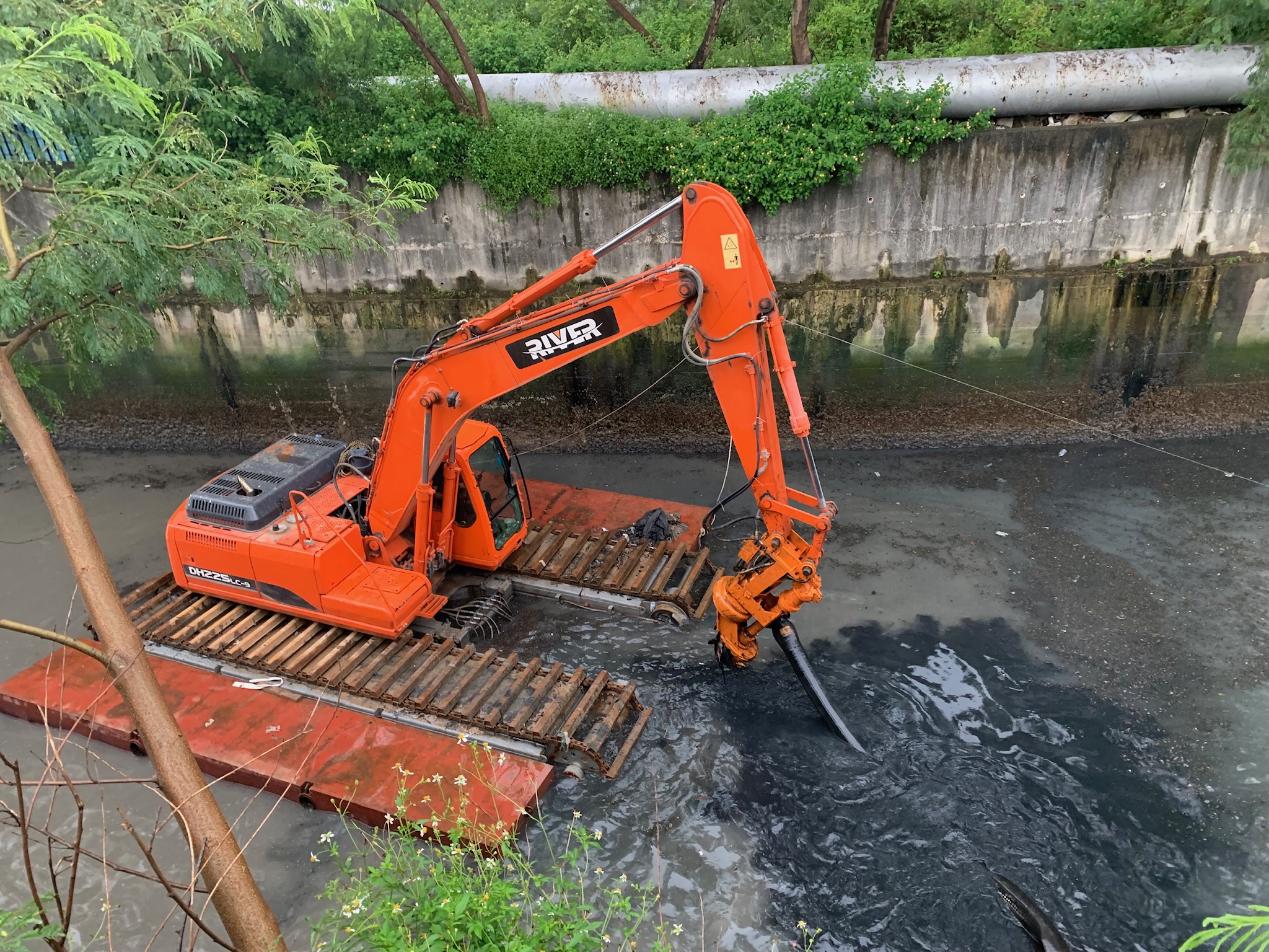 amphibious excavator