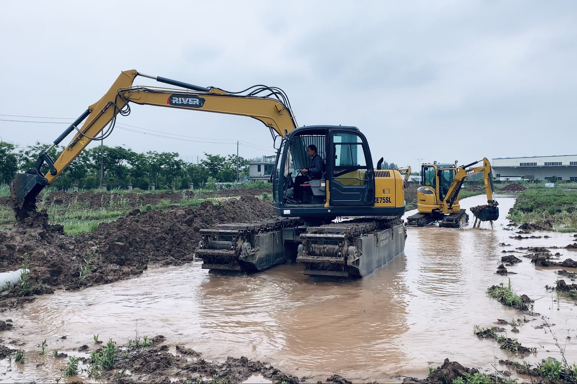 why amphibious undercarriage is essential for wetland construction
