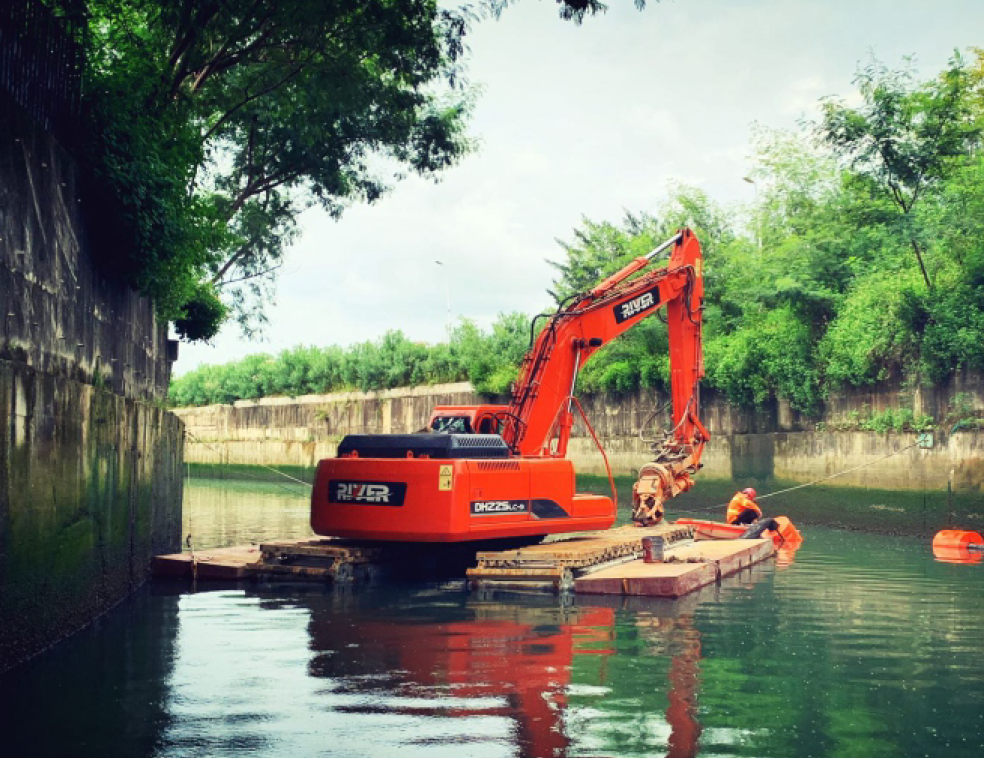 how does pontoon excavator work