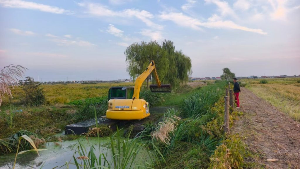 The machine needs to clear a 1.3m deep rural river.