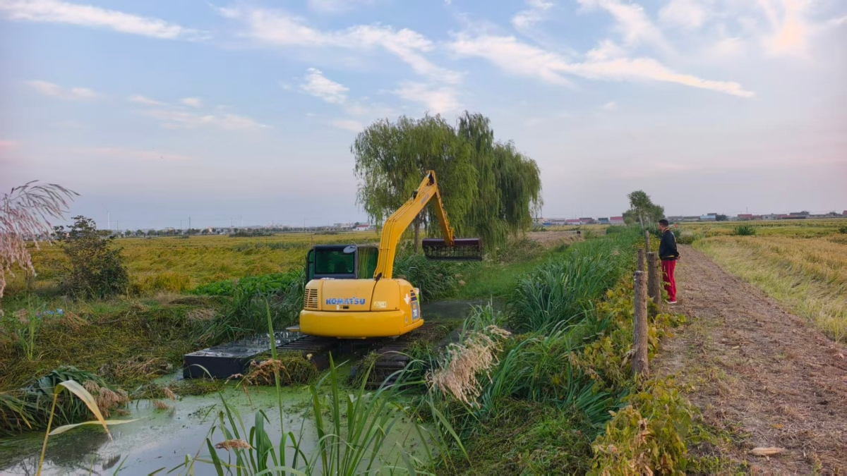 The machine needs to clear a 1.3m deep rural river.