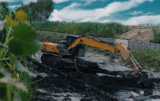 90% Fewer Accidents in Swamps Wide Tracks vs Stuck Traditional Excavators