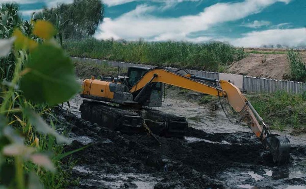 90% Fewer Accidents in Swamps Wide Tracks vs Stuck Traditional Excavators