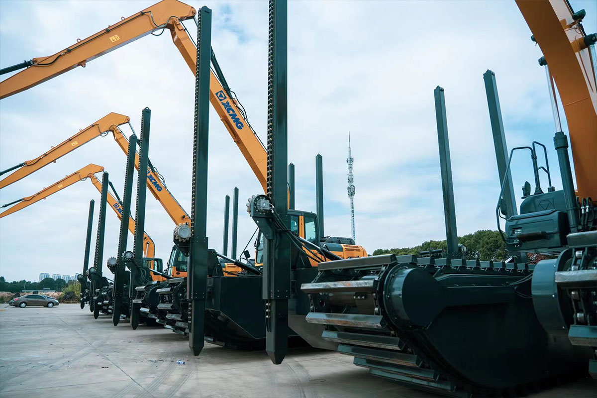 spud pile for amphibious excavator