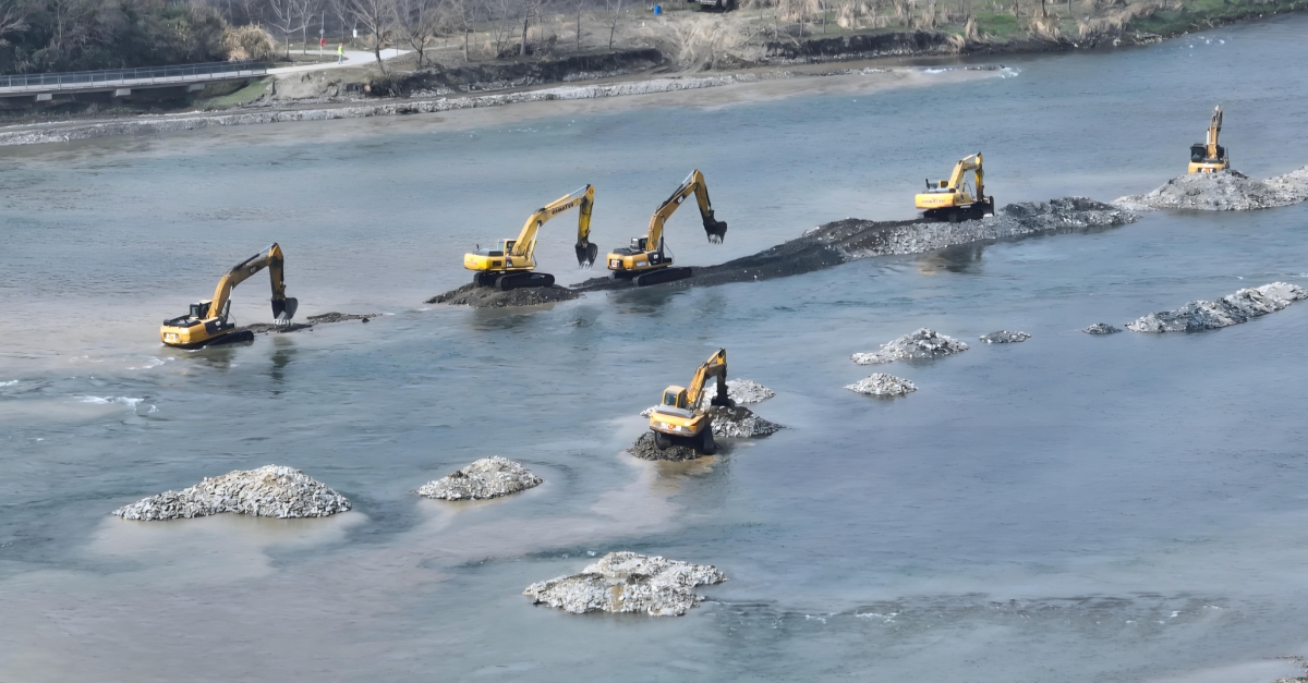Amphibious Excavator for Dredging