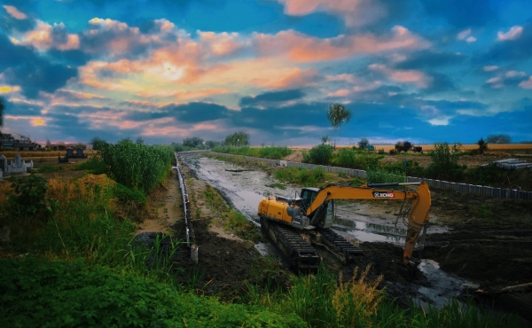 Amphibious Excavator for Flood Control Dredge & Embankments