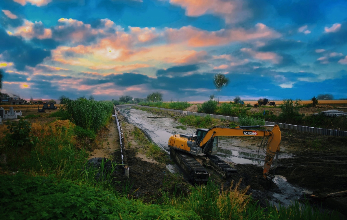 Amphibious Excavator in Dredging Applications