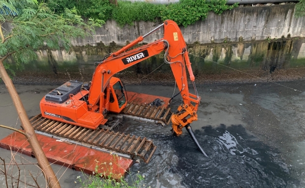 How River Solves Tailings Dredging Challenges with Amphibious Excavators and Hydraulic Cutter Suction Pumps
