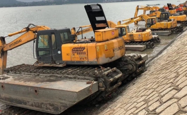 Amphibious Excavator in Floods Henan & Guangzhou