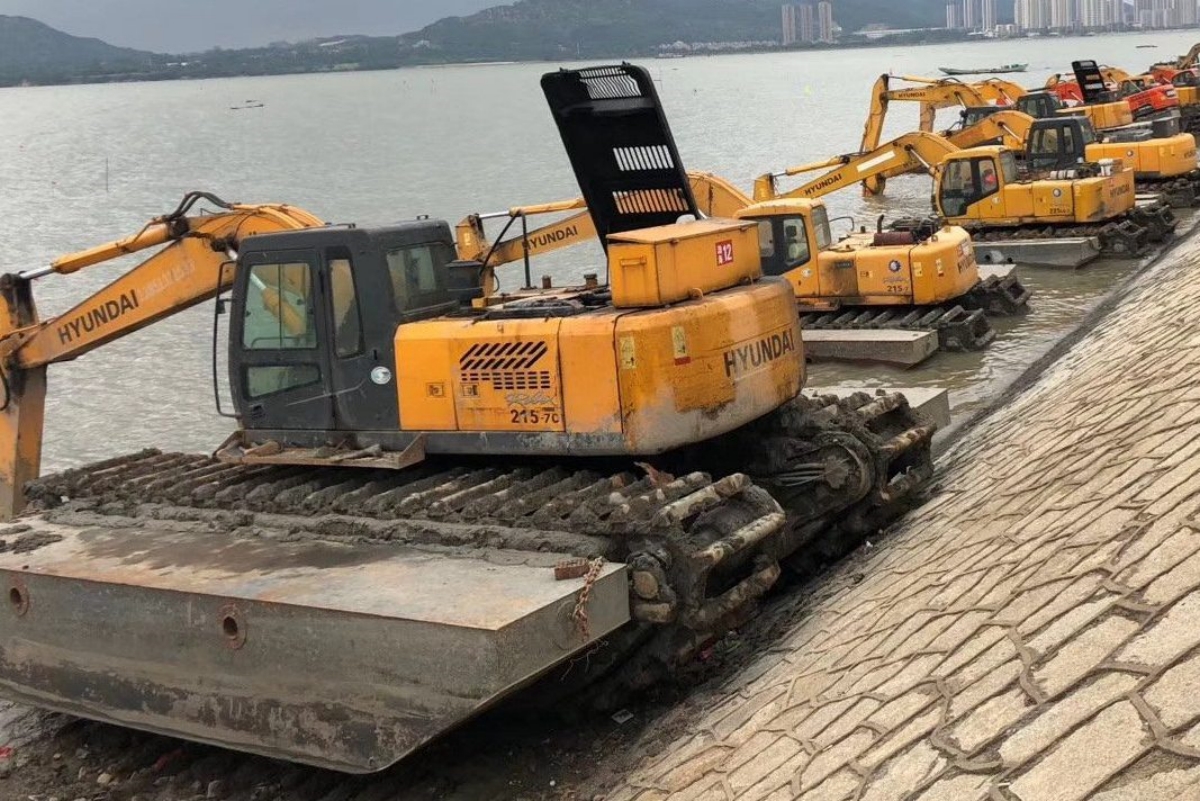 Amphibious Excavators Help Control Floods