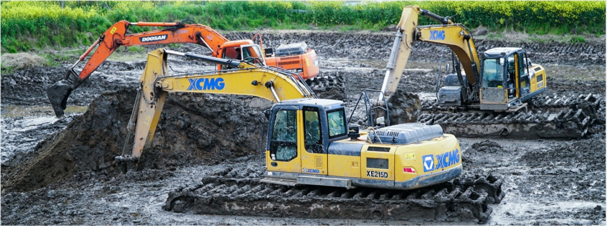 Amphibious Excavators in Muddy Terrain