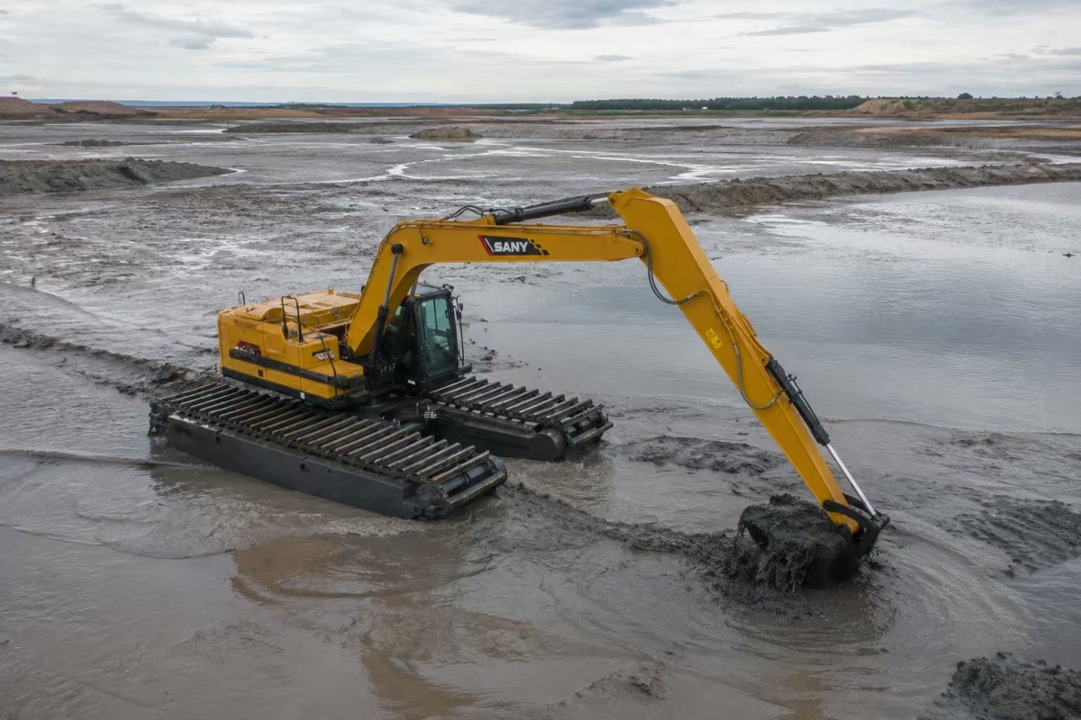 Applications of Amphibious Excavators in Tailings Projects