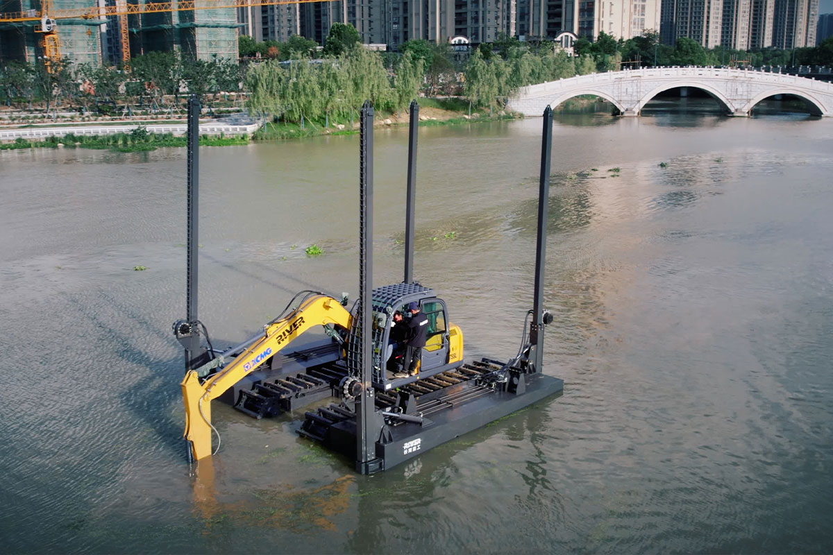 Key Advantages of Amphibious Excavators During the Flood Season