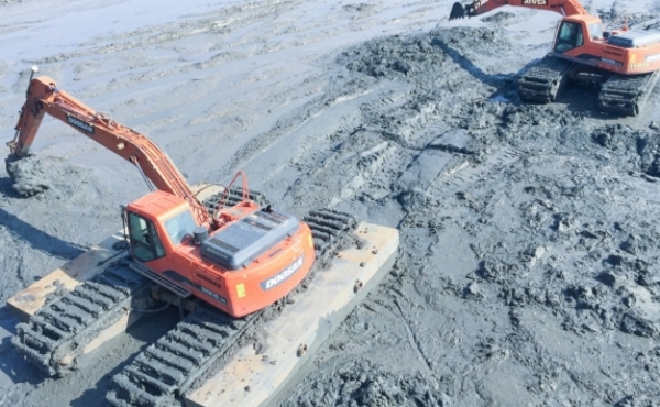 River Amphibious Excavator One Machine for Both Land and Water Operations