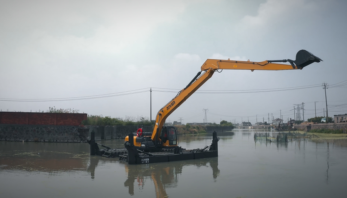 SANY Amphibious Excavator Performs Dredging Operations at Sea