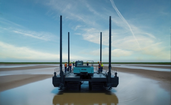 Spud Pole Stabilizes SANY Excavator for Marine Dredging