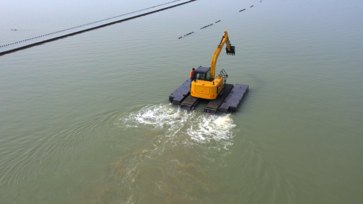 The Amphibious Excavator Operates Stably in Deep Water