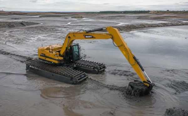 Long Reach Amphibious Excavator for Dredging Dead Zones